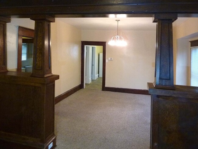 Building Photo - Charming 2 Bedroom with Bonus/Laundry Room