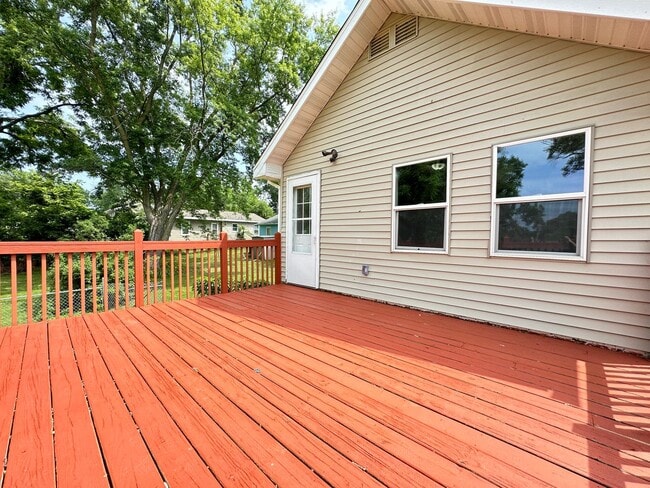 Building Photo - Beautiful 3 Bedroom Home Available!