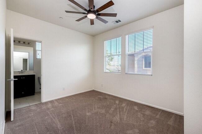 Building Photo - 3 bedroom and 4 bath home available in Otay Mesa