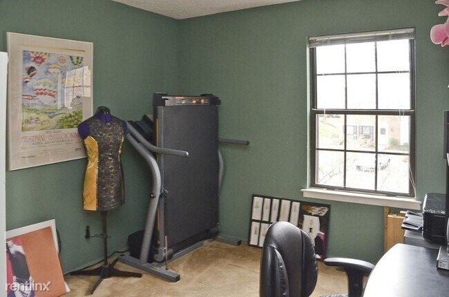 Building Photo - 3 br, 2.5 bath Townhome - 19 Woodward Lane