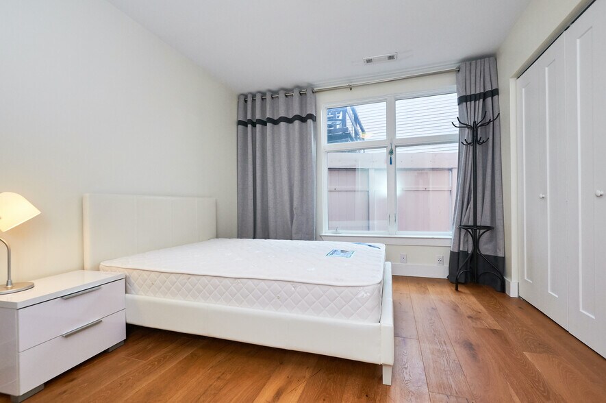 Building Photo - 250 Meridian St