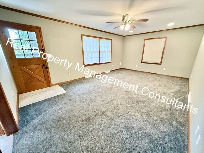 Building Photo - 4 bed | 2.5 bath Home In Shawnee Mission S...
