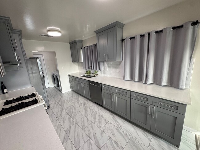 Building Photo - **COMING SOON**  CHARMING LAKEWOOD HOME!