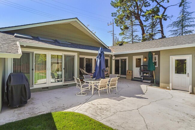 Building Photo - 121 Los Altos Ave