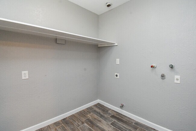 Building Photo - 2110 Hilton Head Dr