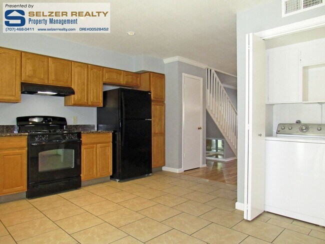 Building Photo - Fully equipped 2 bd. townhome in a super convenient central location!