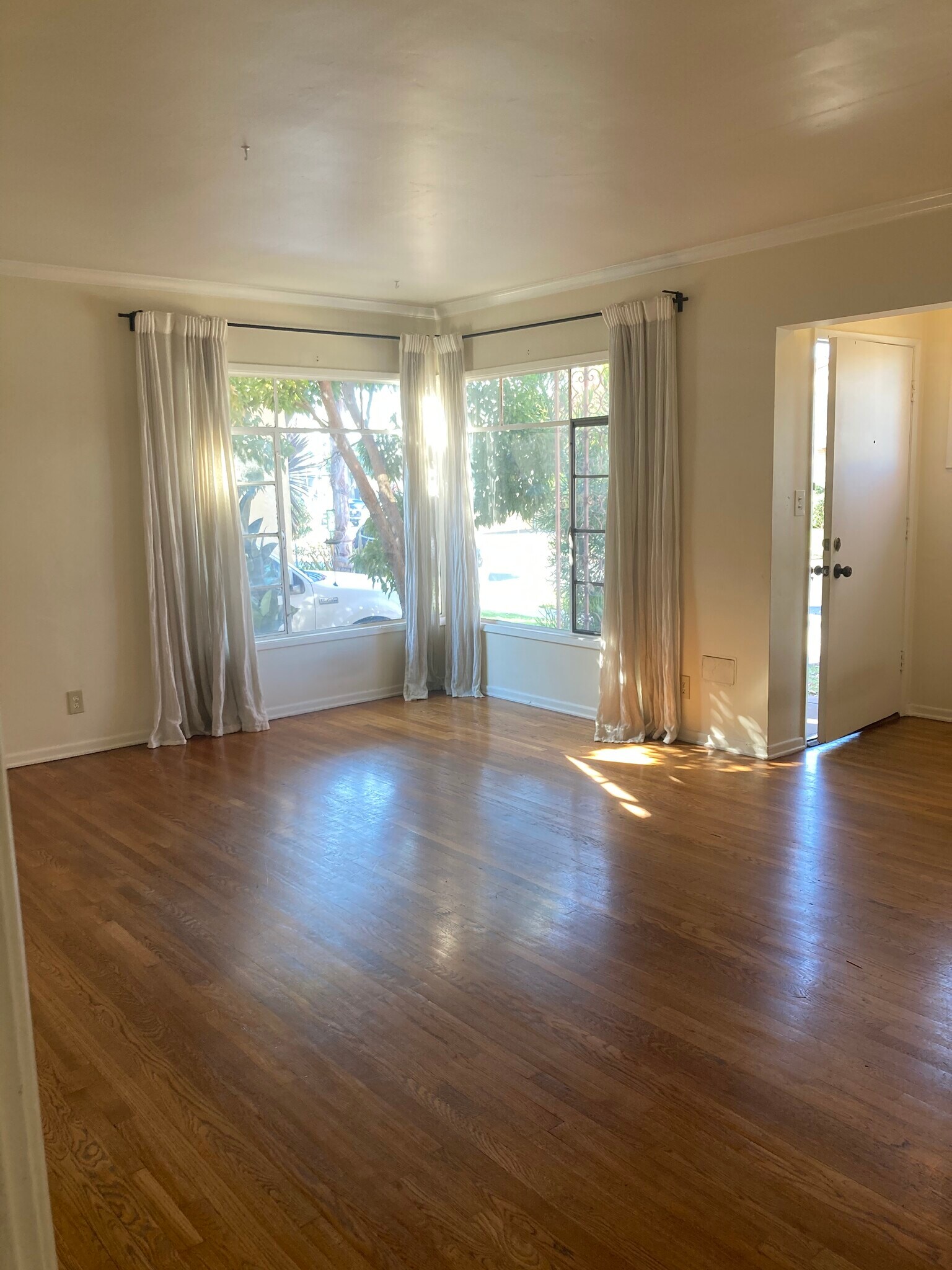 Living Room with lots of light - 1242 S Point View St