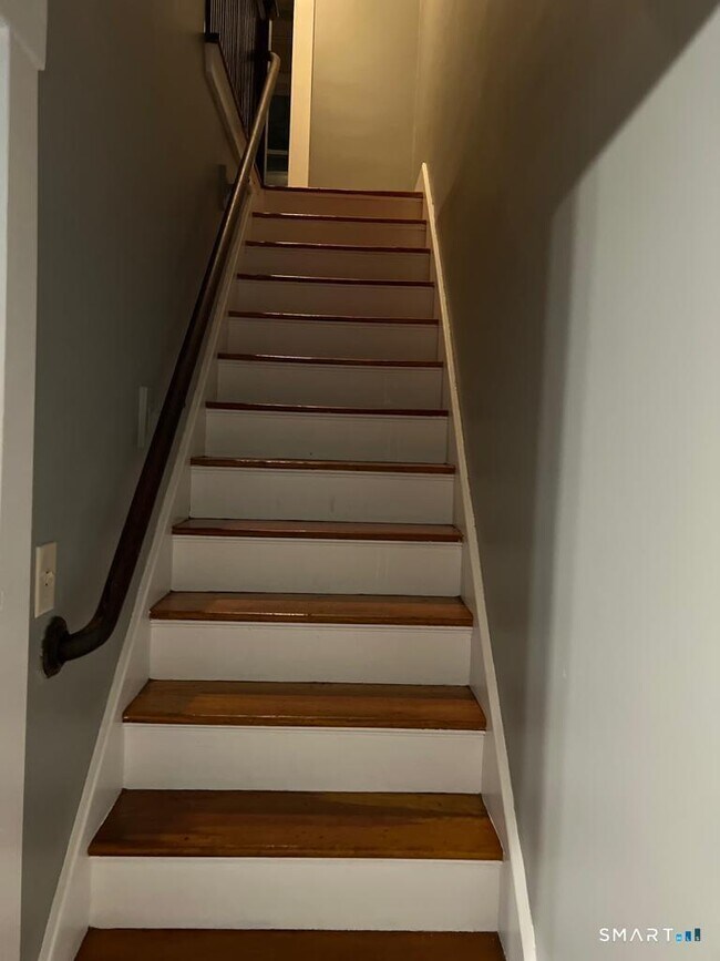 Building Photo - 10 Bank St