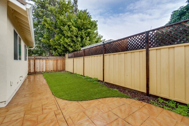 Building Photo - Beautiful 2 Bed/1 Bath Home only Blocks Fr...