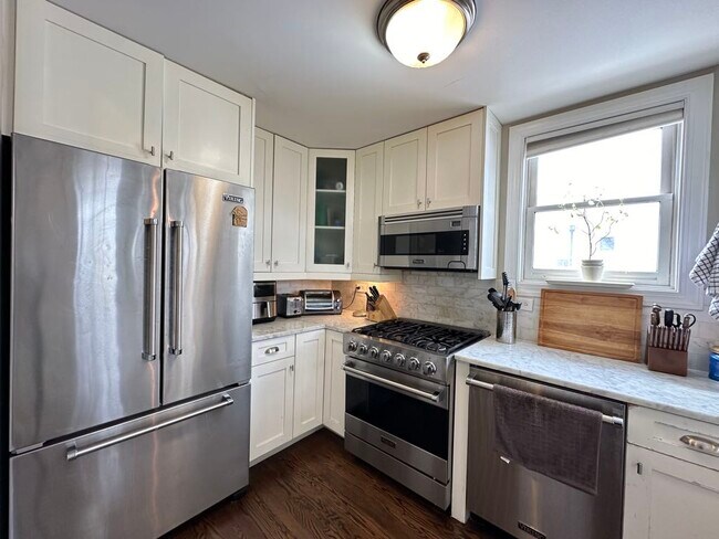 Building Photo - 643 W Belmont Ave