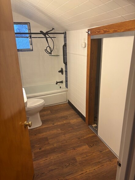 Building Photo - 554 Eastern Pky