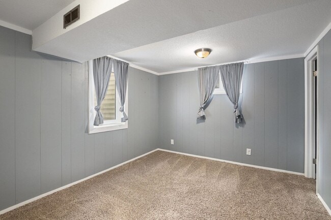 Building Photo - 4 Bedroom 2 Bathroom House-Available NOW!