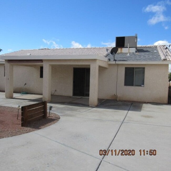 Building Photo - 3 bedroom 2 bath home with 3 car garage and RV parking