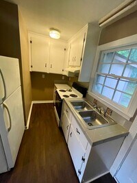 Building Photo - 8842 Deerwood Dr