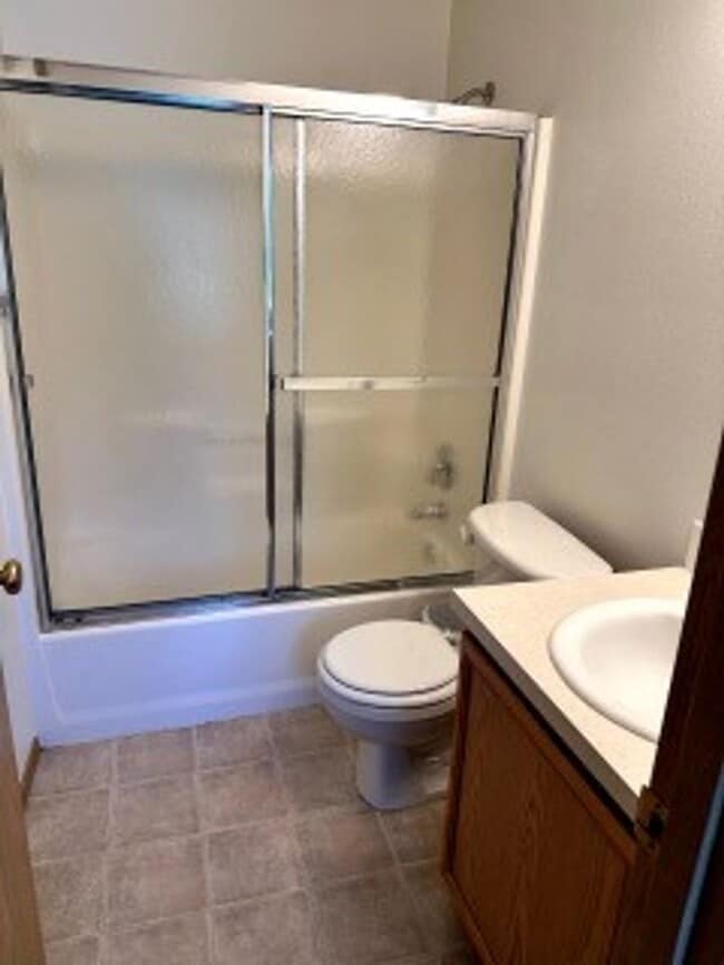 Building Photo - Beautiful 3 Bedroom Home Near University of Portland – Quiet Location!