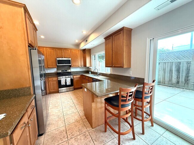 Building Photo - Beautifully Maintained 3Bd/2.5Ba Near Capitola Mall!