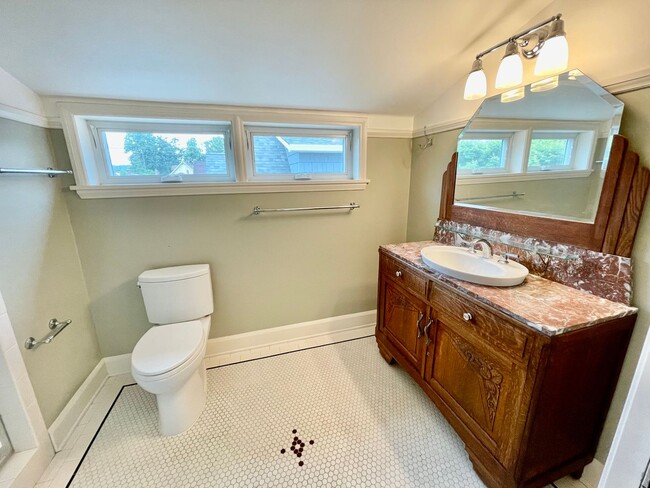 Building Photo - Well Maintained- 3 bed 2 bath Home - Piedm...