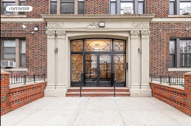 Building Photo - 601 Crown St