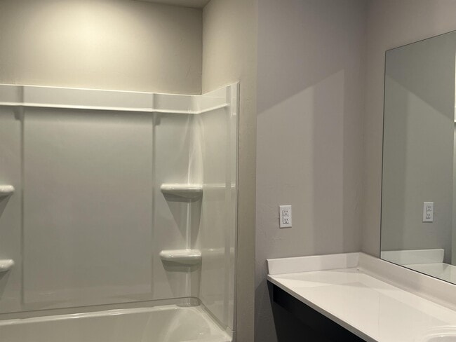 Building Photo - 561 SE 3rd Ter