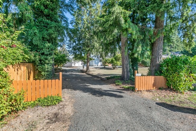 Building Photo - Updated Renton Retreat with Bonus Room, Fe...