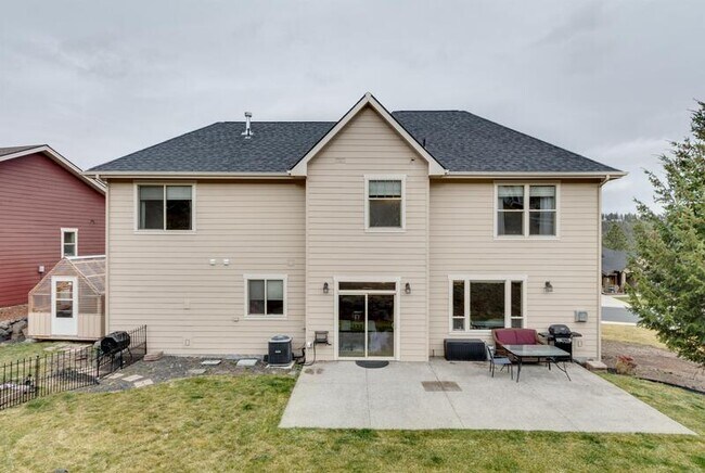 Building Photo - 815 W Willapa Ave