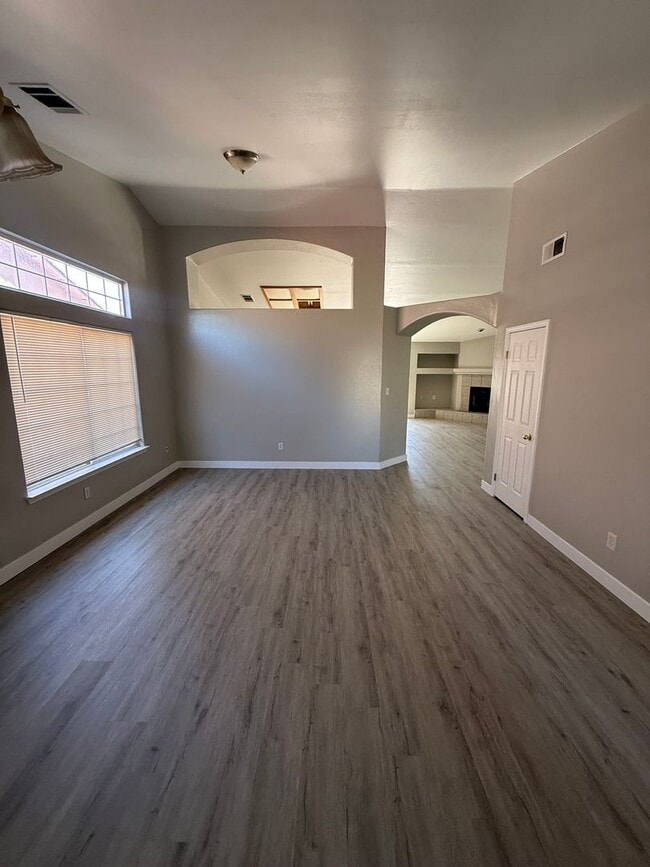 Building Photo - Spacious 4-Bedroom Home in Southwest Bakersfield