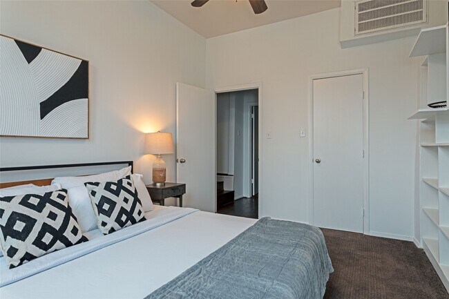 Building Photo - 3314 Greenbriar Dr