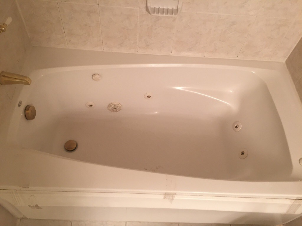 bathtub 3 - 4300 Stablemere Ct
