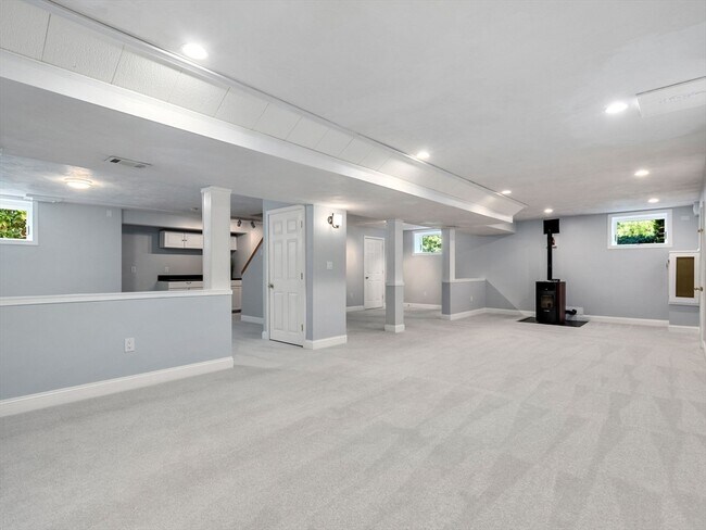 Building Photo - 13 Breakneck Hill Rd