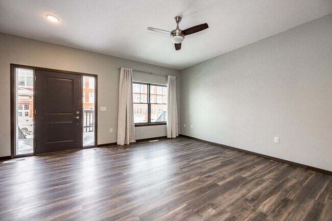 Building Photo - Spacious Townhome In The Kingston Neighborhood