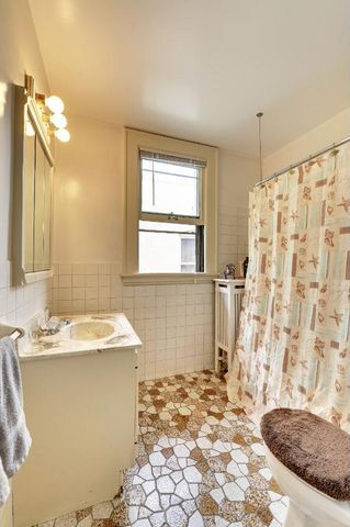 bathroom - 2524 Dupont Ave S