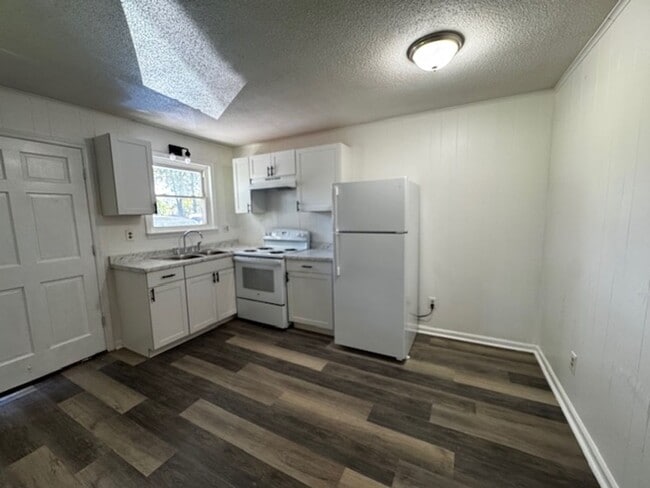 Building Photo - 50% OFF FIRST MONTH'S RENT IN JULY! 1 Bed ...