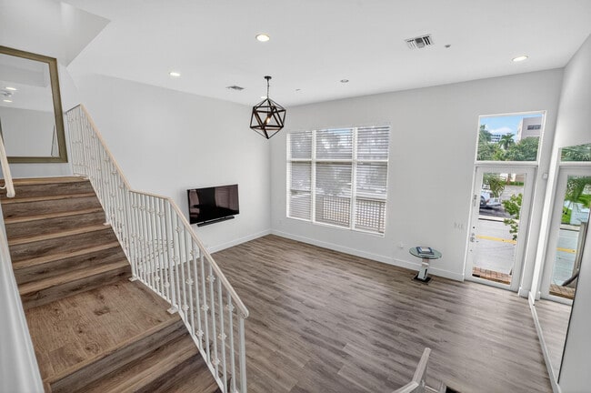 Building Photo - 508 N Birch Rd