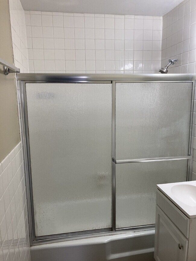 Building Photo - 3-bedroom, 2-bathroom home is located on a dead-end street, offering privacy while still being co...