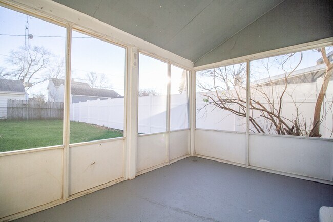 Building Photo - 423 W Capistrano Ave