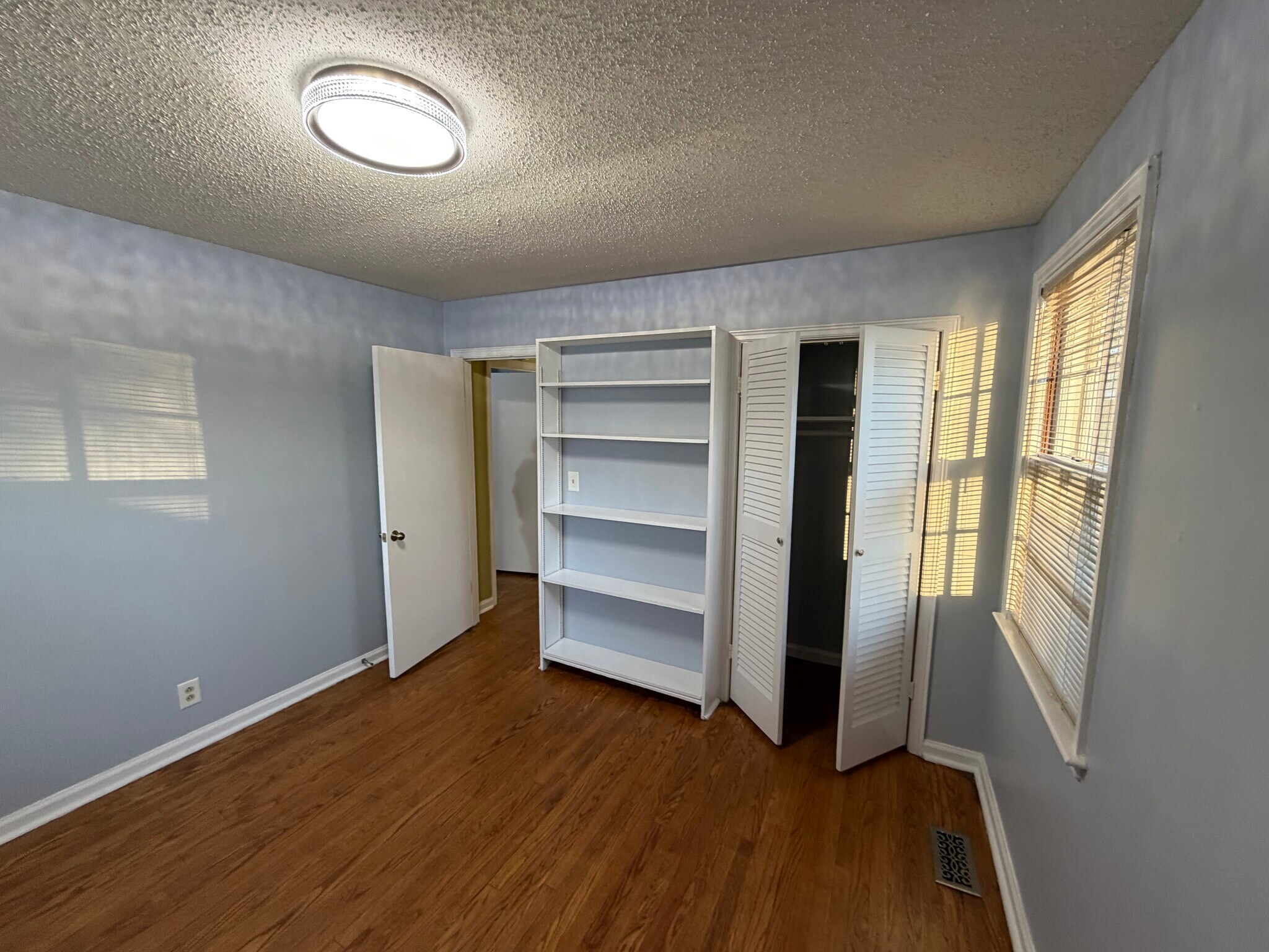 Building Photo - 2313 Ingleside Dr