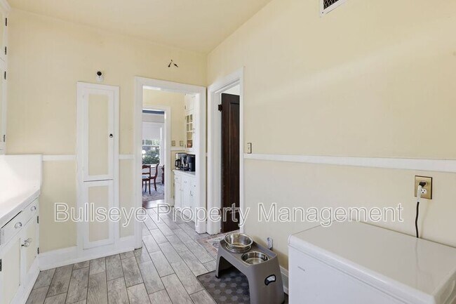 Building Photo - 525 W Lynwood St