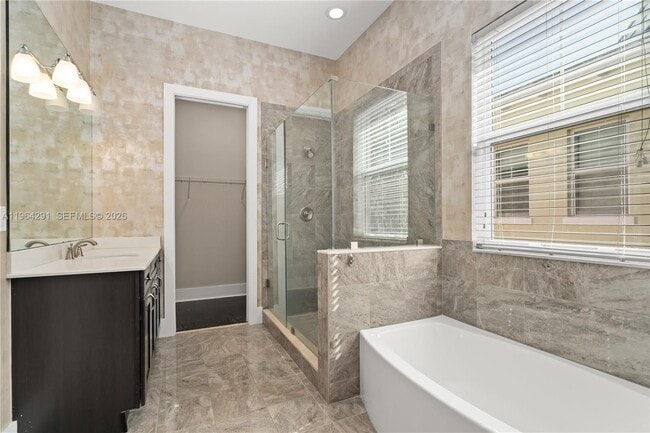 Building Photo - 912 NE 17th Way