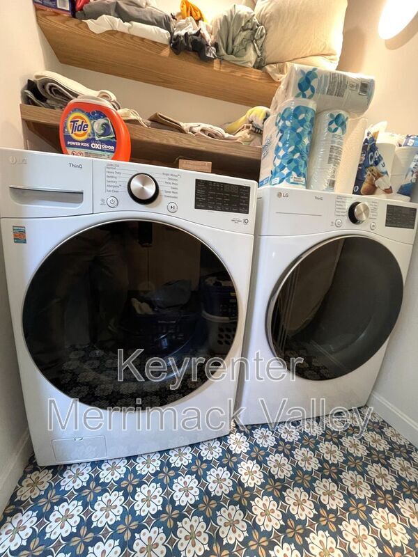 Building Photo - 44 River St