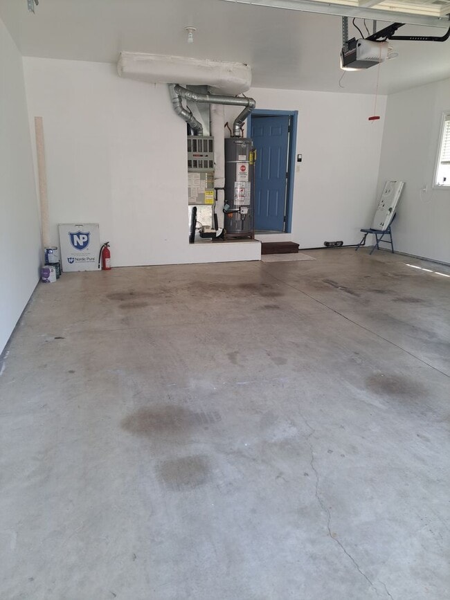 Building Photo - Beautiful setting 4 bedroom A/C Available Now