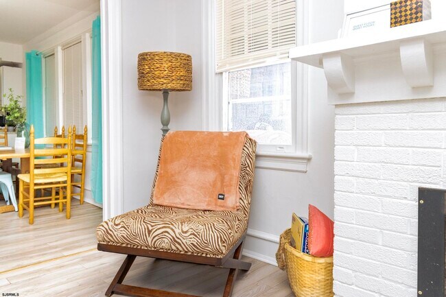 Building Photo - 5 N Newport Ave