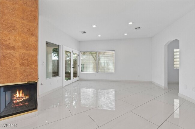 Building Photo - 3004 Sun Lake Dr