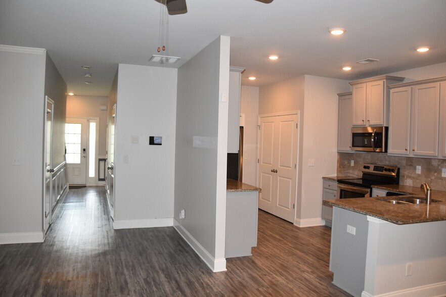 Building Photo - Room in Townhome on Castellan Dr