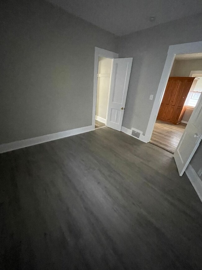 Building Photo - Section 8 & Eden Accepted! Ready to lease ...