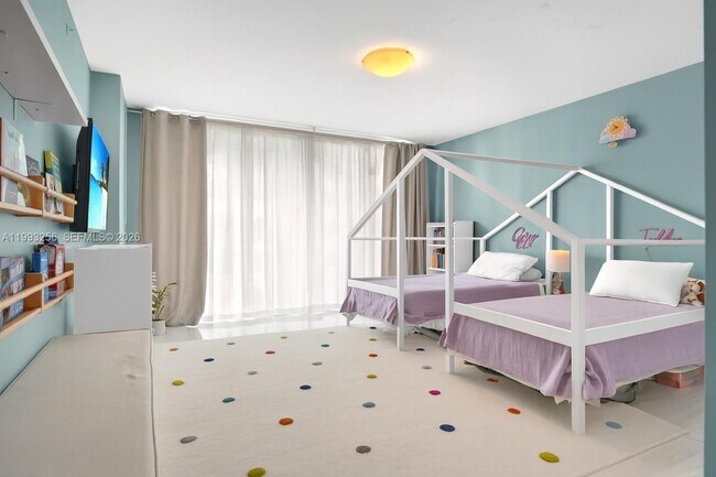 Building Photo - 1111 SW 1st Ave