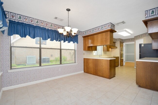 Building Photo - 2818 Colonial Dr