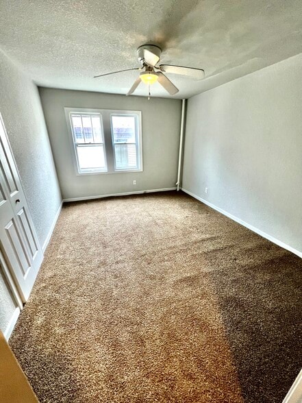 Building Photo - 706 W Prairie Ave