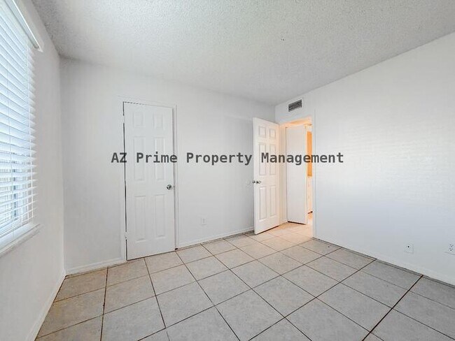 Building Photo - 1455 N 53rd Dr