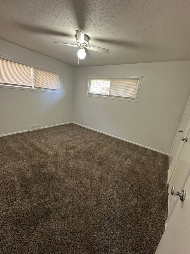 Building Photo - 4 bedroom 1 bath