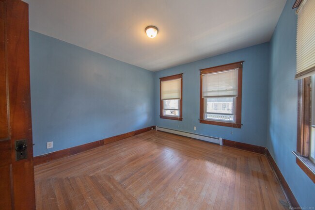 Building Photo - 32 Linnell St